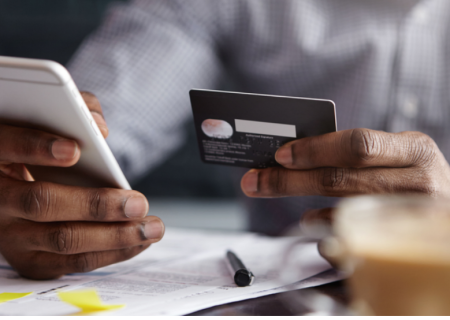 پنج نکته که جوانان باید برای جلوگیری از کلاهبرداری بانکی به خاطر بسپارند