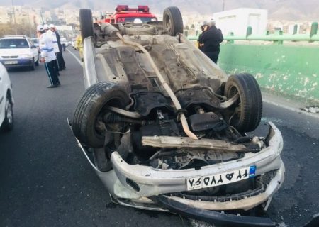 دو واژگونی خودرو به فاصله ۱۰ دقیقه در دو بزرگراه پایتخت