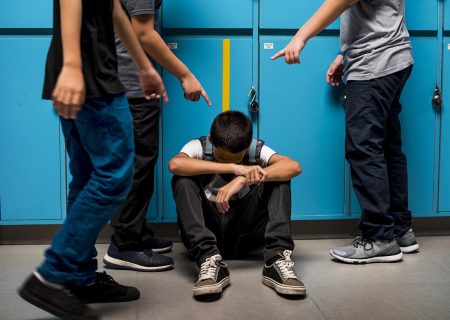 به فرزندان خود بیاموزید که چگونه در مقابل زورگوها رفتار کنند