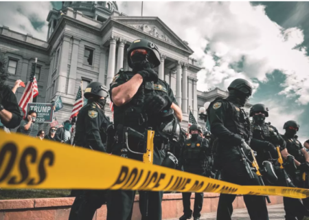 آیا عکس برداری از اقدامات پلیس جرم محسوب می شود؟