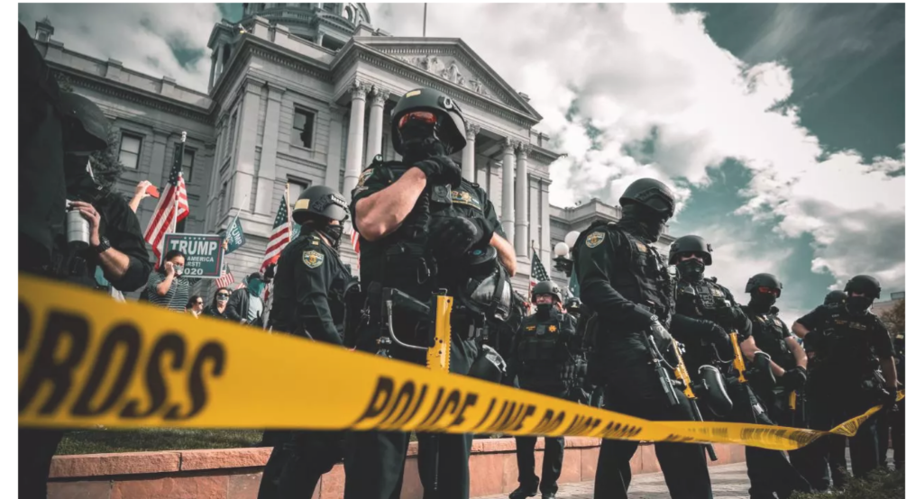 آیا عکس برداری از اقدامات پلیس جرم محسوب می شود؟