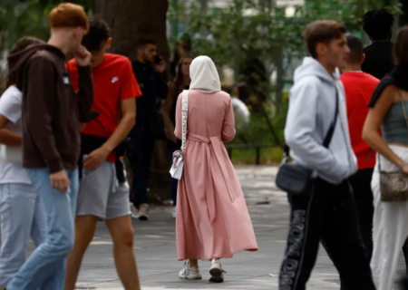 اعتراض به ممنوعیت پوشیدن عبا در فرانسه