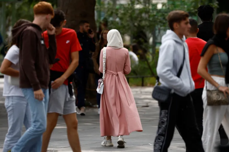 اعتراض به ممنوعیت پوشیدن عبا در فرانسه