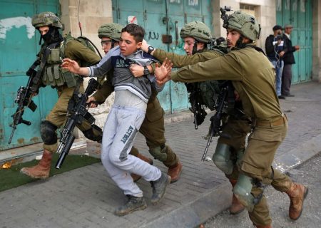 دستگیر فلسطینیان در کرانه باختری توسط صهیونیست ها
