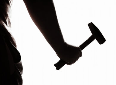 قتل هولناک در کرج /فرد روانی با ضربه چکش مادر خود را کشت