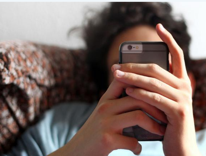 تاثیر مدت زمان استفاده از وسایل دیجیتال بر روی نوجوانان