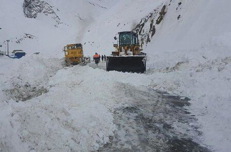 ترافیک سنگین در آزاد راه کرج – تهران/ جاده کرج – چالوس همچنان به علت بارش برف مسدود است