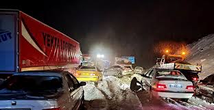 برف و کولاک آزاد راه تهران – شمال و جاده کرج – چالوس را مسدود نمود