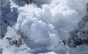 پلیس راه البرز : ریزش بهمن در جاده کرج – چالوس / مسافران قبل از سفر از وضعیت راهها مطلع شوند