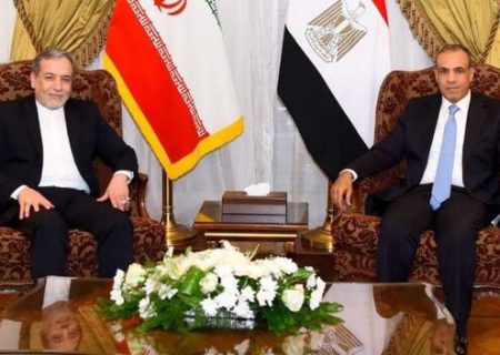 تماس تلفنی وزیر خارجه مصر باسید عباس عراقچی و ابراز نگرانی از کشیده شدن منطقه به جنگ فراگیر