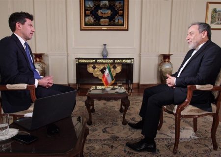 عراقچی در مصاحبه با اسکای نیوز: دیوانگی است اگر به تاسیسات هسته‌ای ما حمله شود