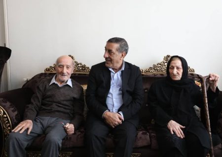 دیدار معاون رئیس جمهور و استاندار البرز با خانواده شهید احمدی در فردیس