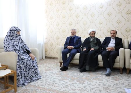 دیدار استاندار البرز با خانواده شهید آزاد زعیم و جانباز ۴۰ درصد آزاد فلاح