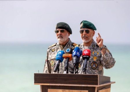 امیر دریادار سیاری: هر متجاوزی را مجازات می‌کنیم
