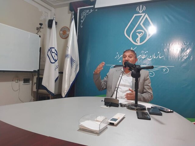 رئیس سازمان نظام پزشکی شیراز: خالی ماندن ۵۰ درصد صندلیهای تخصصی پزشکی/پزشکان متخصص مهاجرت می کنند