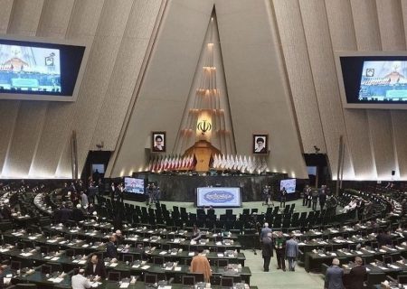 تصویب کاهش ساعات کاری هفتگی به ۴۲.۵ ساعت و تأکید بر تعطیلی پنجشنبه‌ها در مجلس