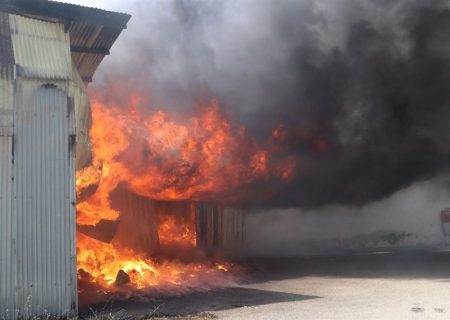 آتش در الیاف؛ حریق مهیب در شهرک صنعتی خوارزمی با دخالت گسترده مهار شد