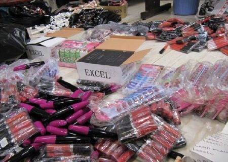 زیبایی زیرزمینی! انبار ۴۰۰ میلیاردی لوازم آرایشی قاچاق در گرمدره